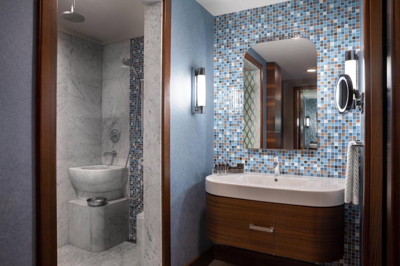 Renaissance Izmir Hotel Bagian luar foto Bathroom