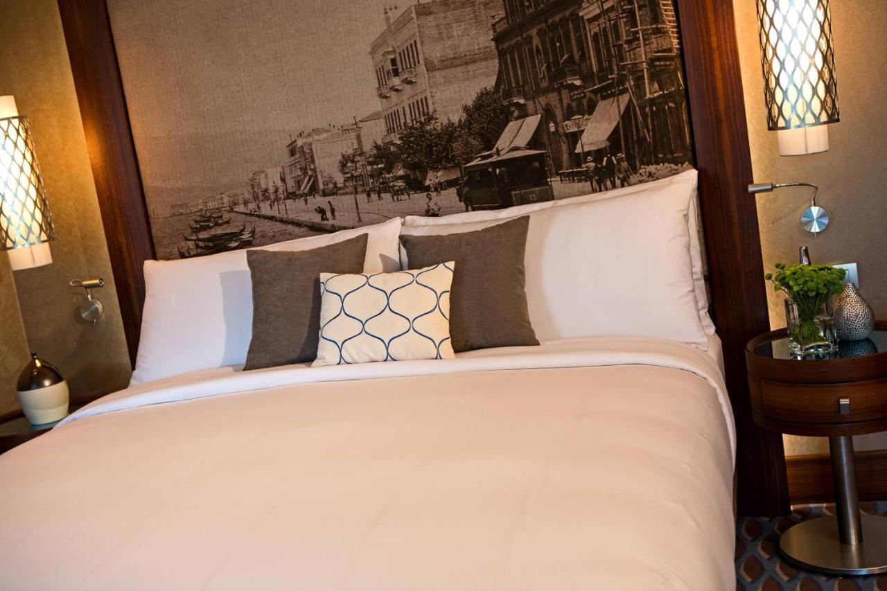 Renaissance Izmir Hotel Bagian luar foto A bed with a headboard
