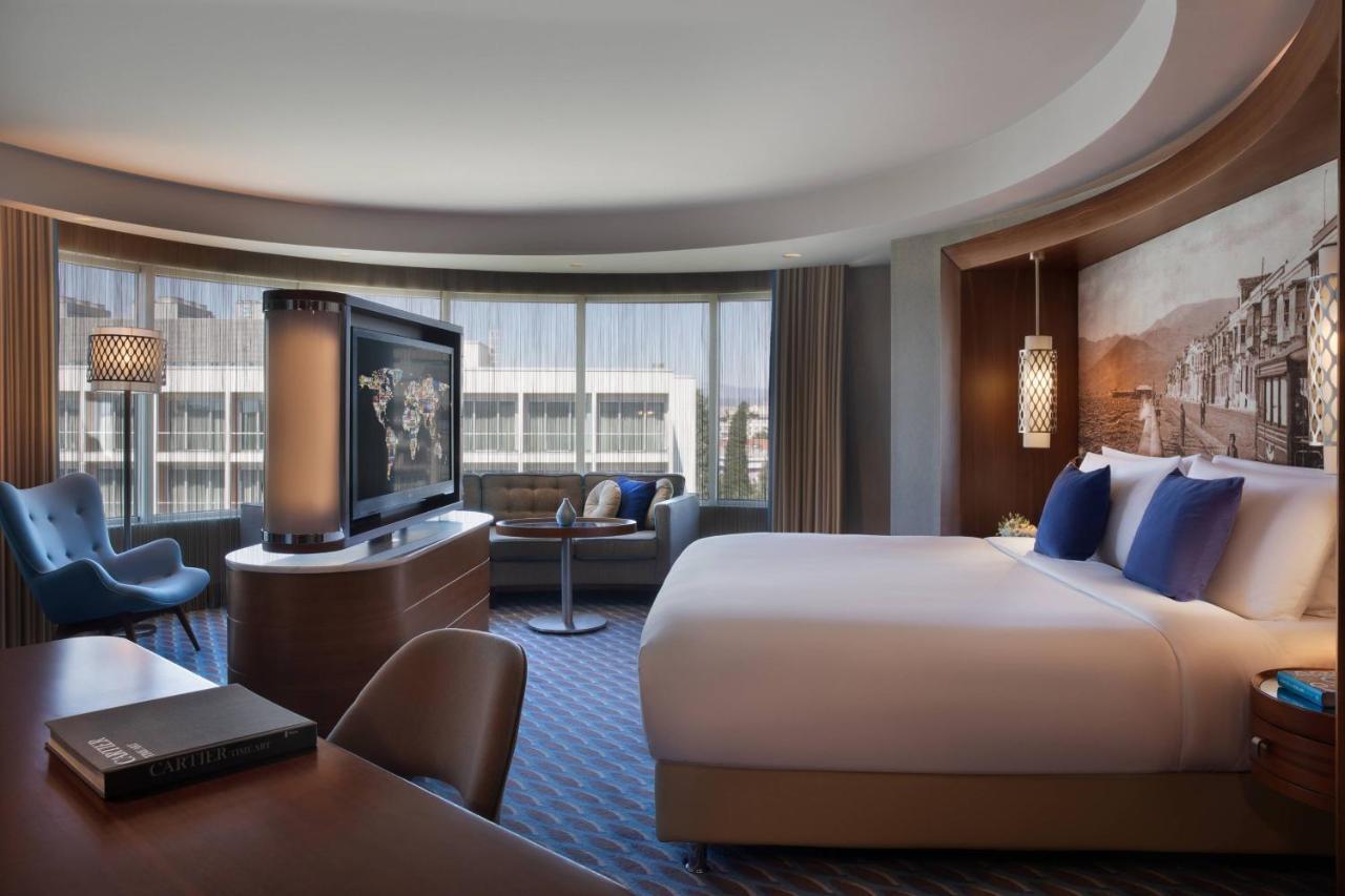 Renaissance Izmir Hotel Bagian luar foto A guest room at the Westin Palace, Madrid