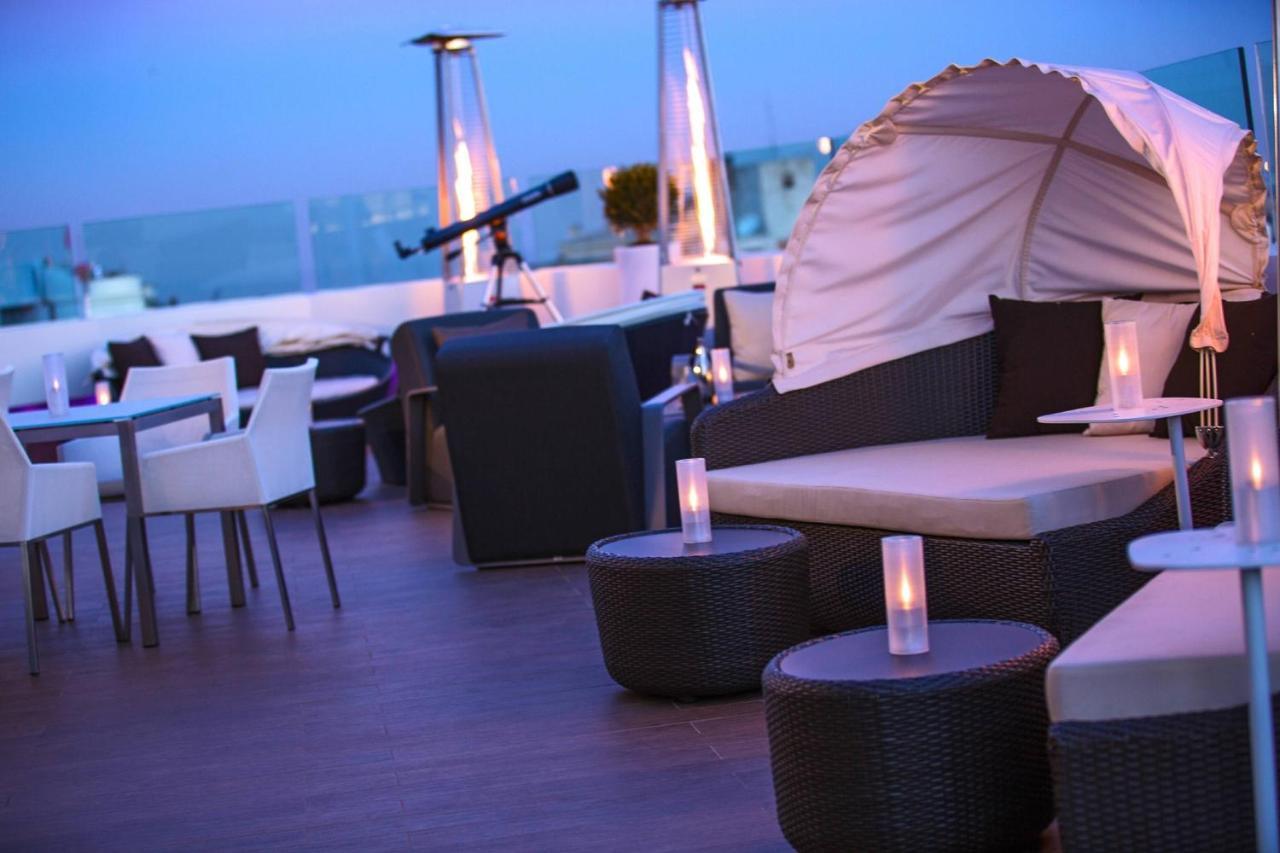 Renaissance Izmir Hotel Bagian luar foto The Sky Bar