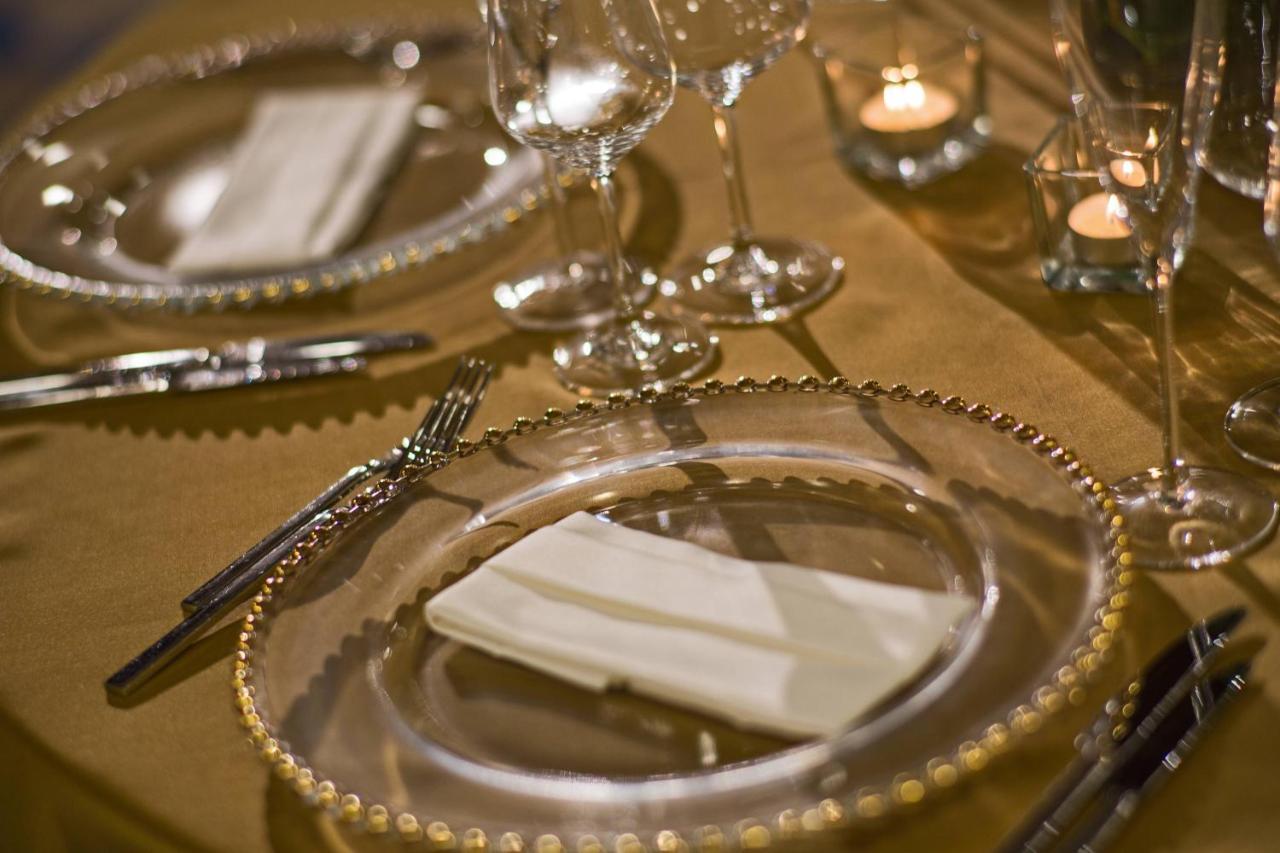 Renaissance Izmir Hotel Bagian luar foto A place setting