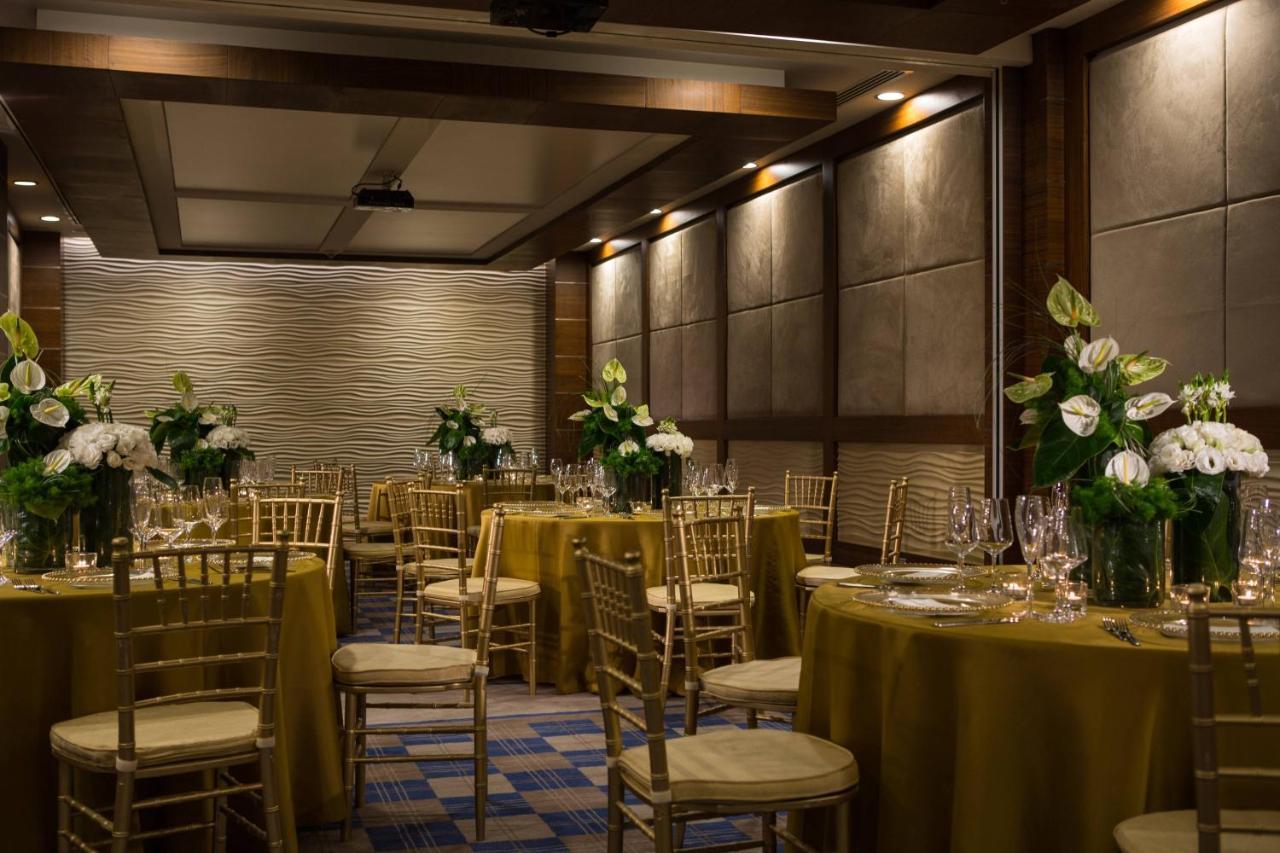 Renaissance Izmir Hotel Bagian luar foto The ballroom at the Four Seasons Hotel