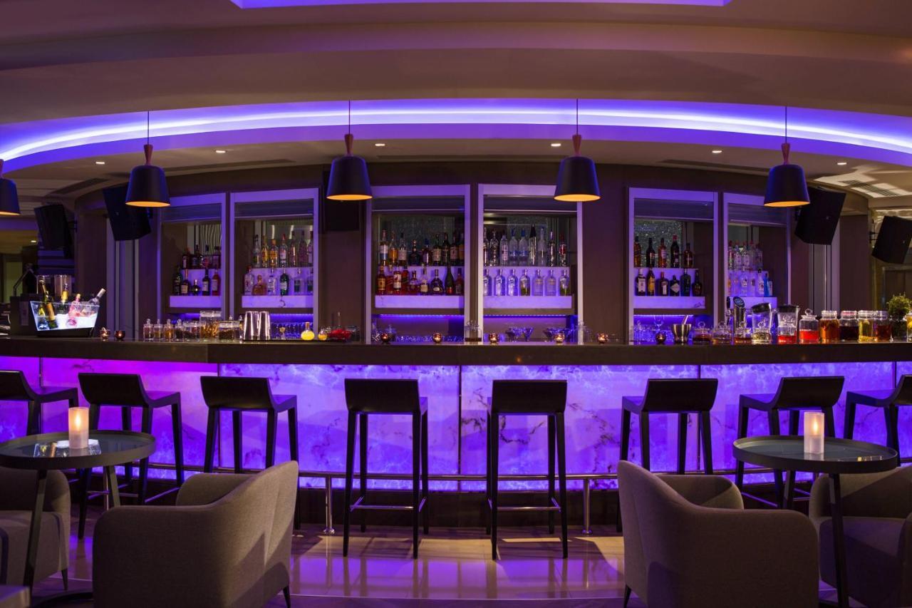 Renaissance Izmir Hotel Bagian luar foto The bar at the 360° Lounge