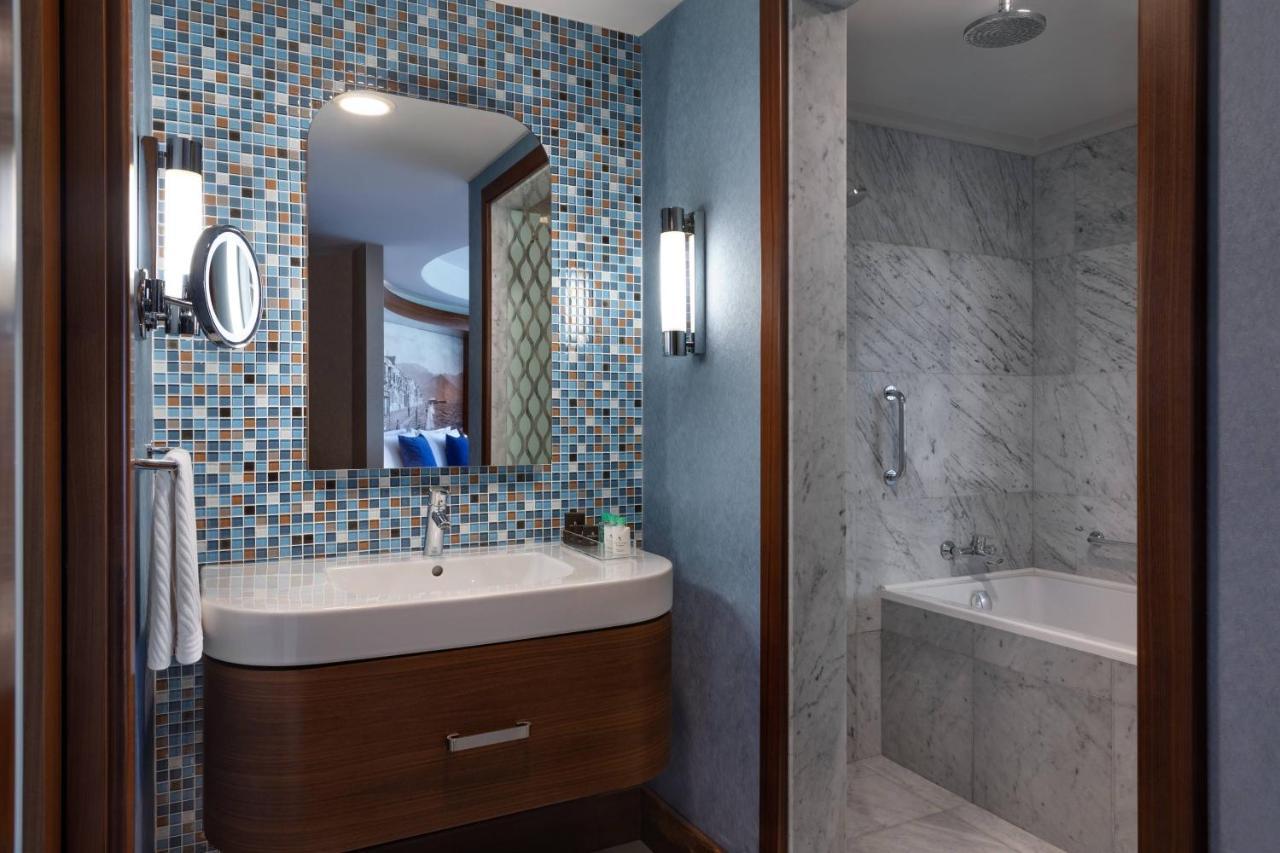 Renaissance Izmir Hotel Bagian luar foto Bathroom
