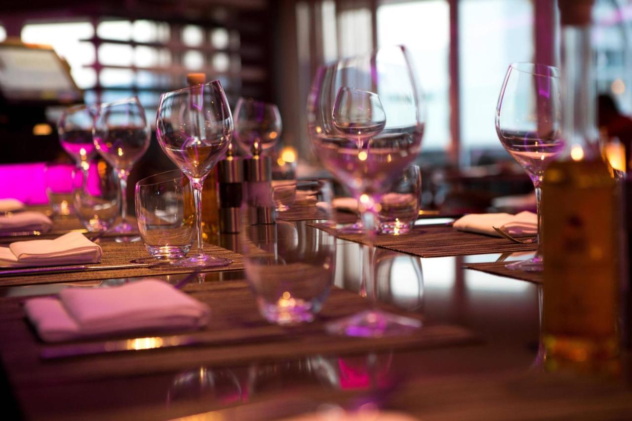 Renaissance Izmir Hotel Bagian luar foto Wine glasses