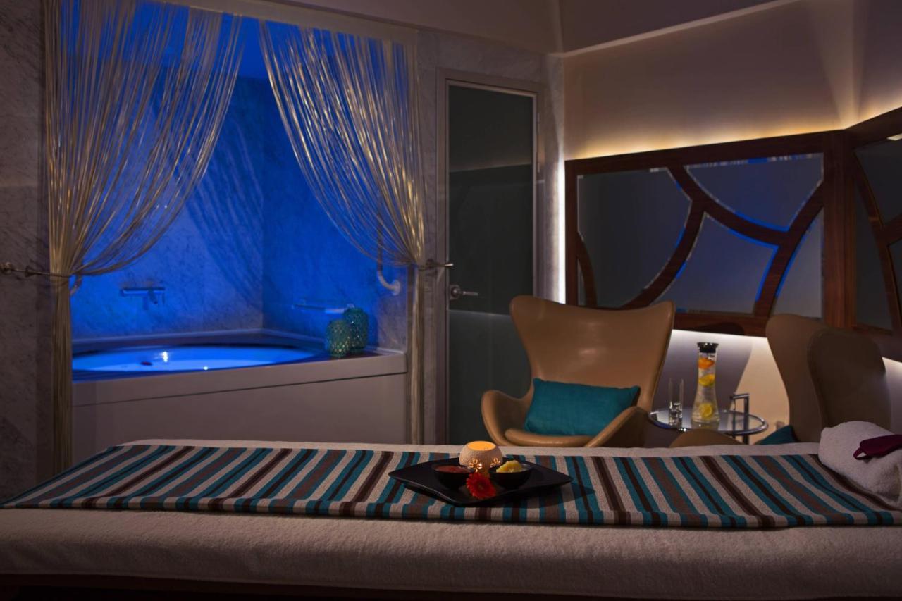 Renaissance Izmir Hotel Bagian luar foto A room at the spa