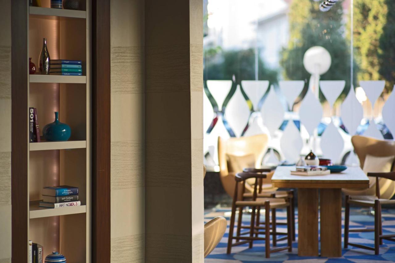 Renaissance Izmir Hotel Bagian luar foto The Library
