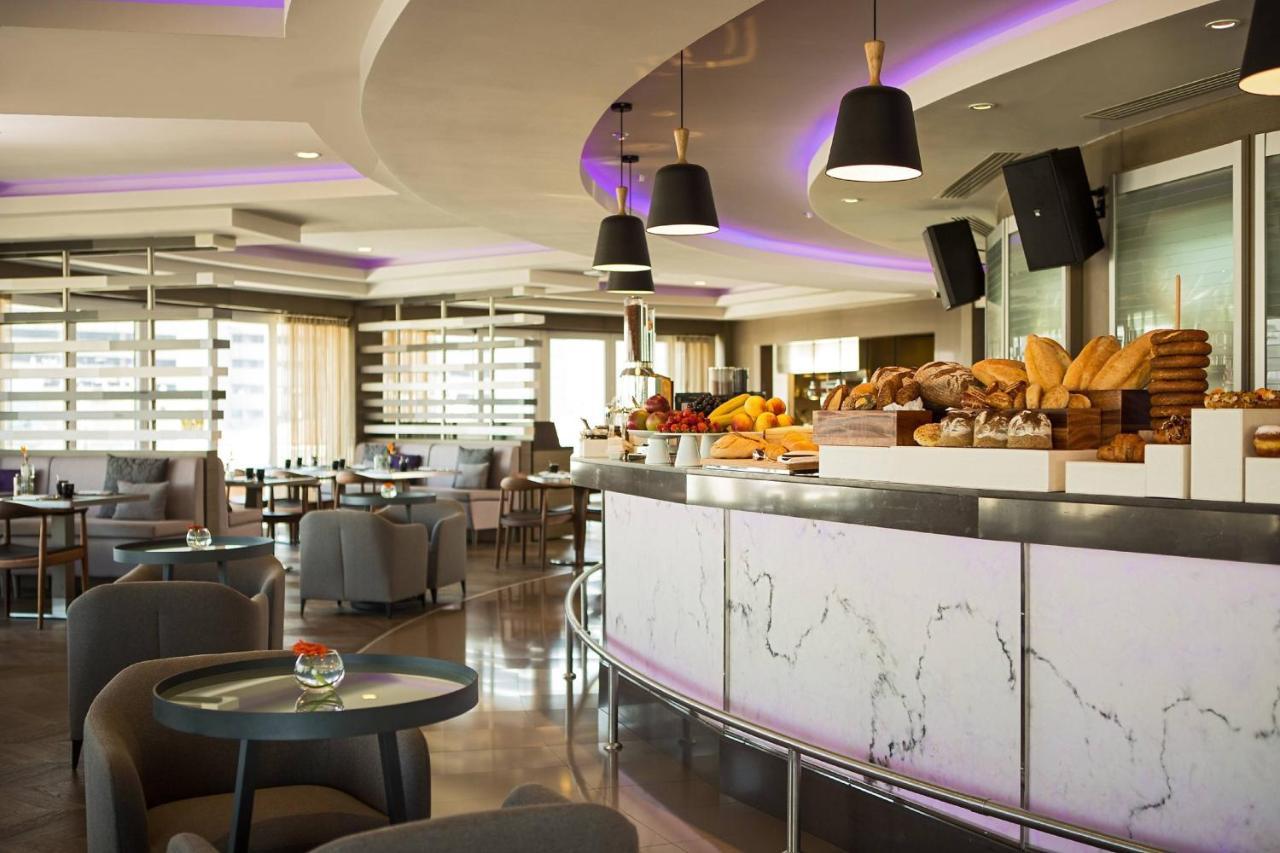 Renaissance Izmir Hotel Bagian luar foto The lounge at the airport
