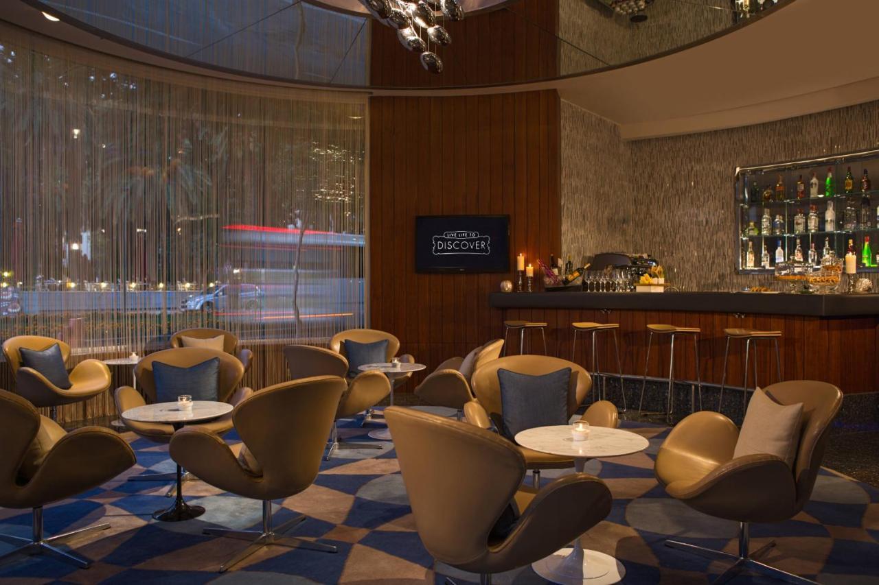 Renaissance Izmir Hotel Bagian luar foto The bar at the London Executive Club