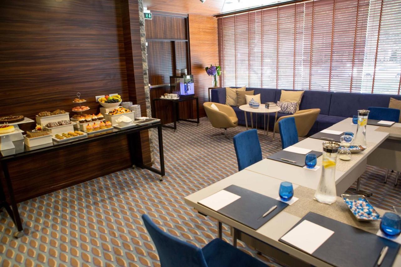 Renaissance Izmir Hotel Bagian luar foto The lounge at London Heathrow Airport