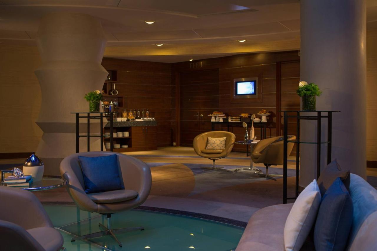 Renaissance Izmir Hotel Bagian luar foto The lounge at the airport