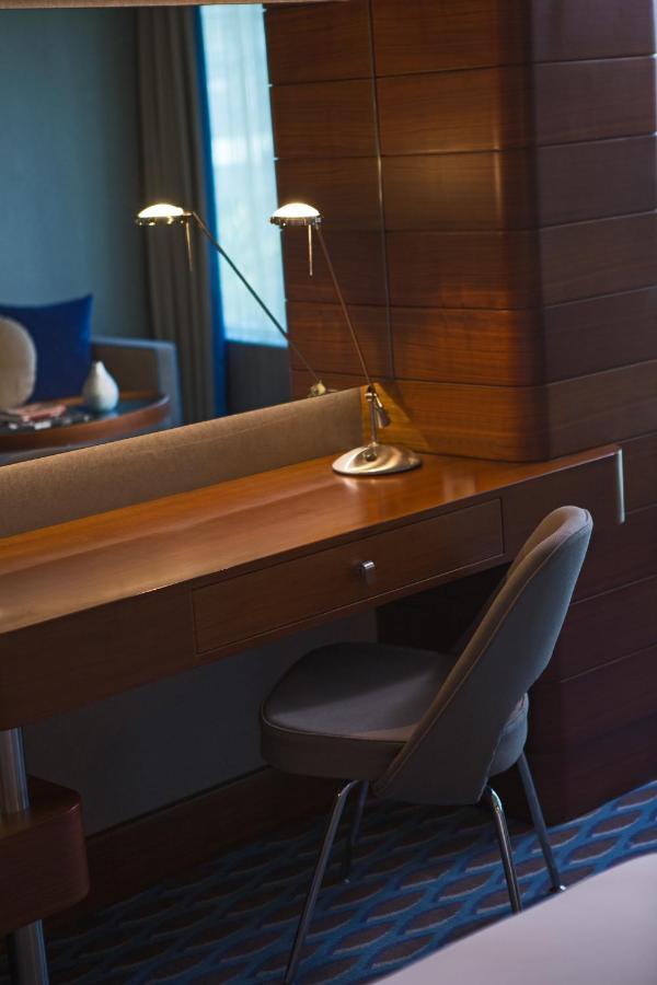 Renaissance Izmir Hotel Bagian luar foto A dressing table