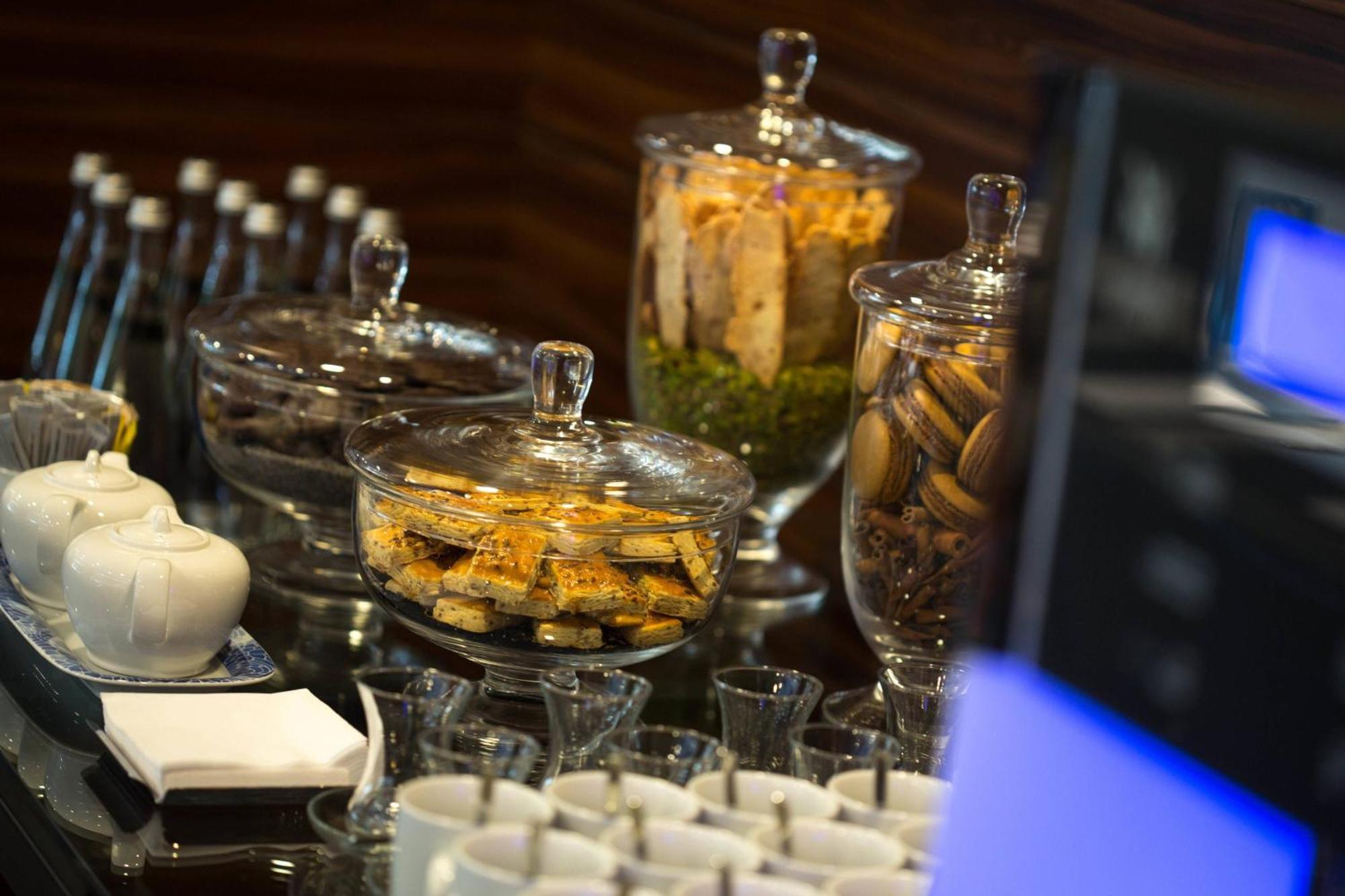 Renaissance Izmir Hotel Bagian luar foto A selection of garnishes