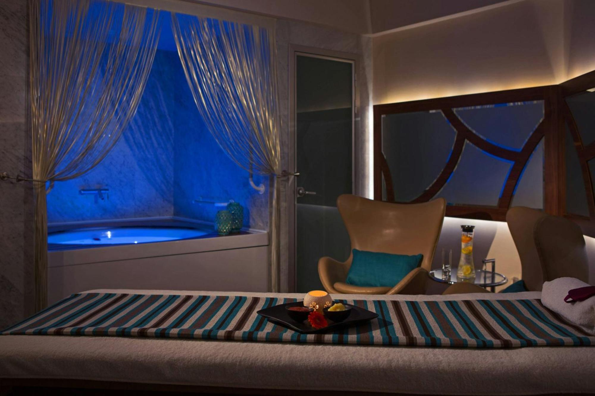Renaissance Izmir Hotel Bagian luar foto