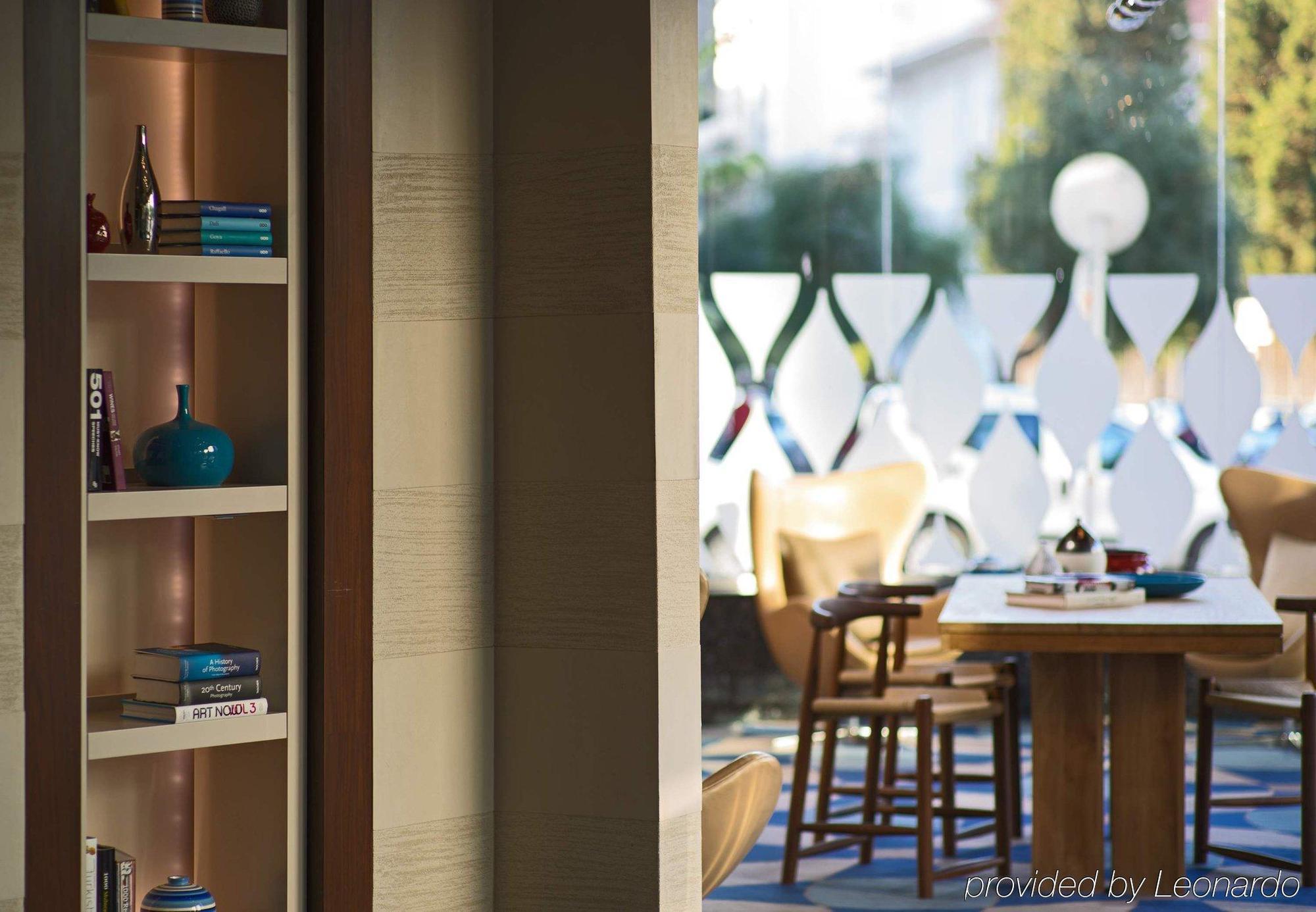 Renaissance Izmir Hotel Bagian luar foto The Library