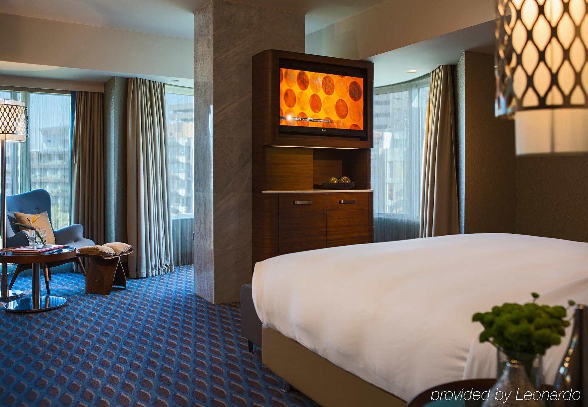 Renaissance Izmir Hotel Bagian luar foto A room at the hotel