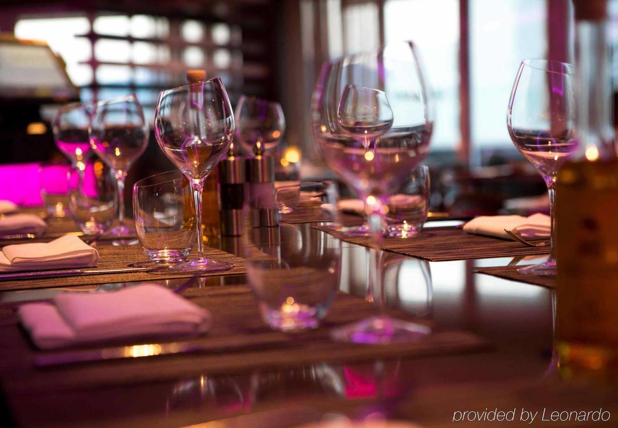 Renaissance Izmir Hotel Bagian luar foto Wine glasses at a restaurant