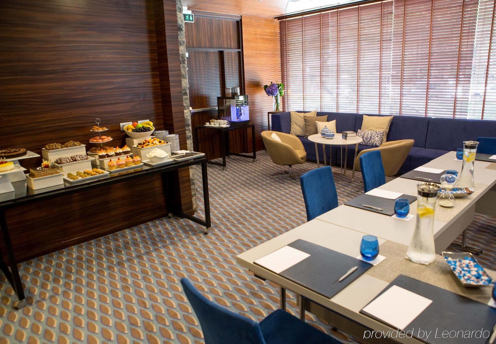 Renaissance Izmir Hotel Bagian luar foto The lounge at the airport