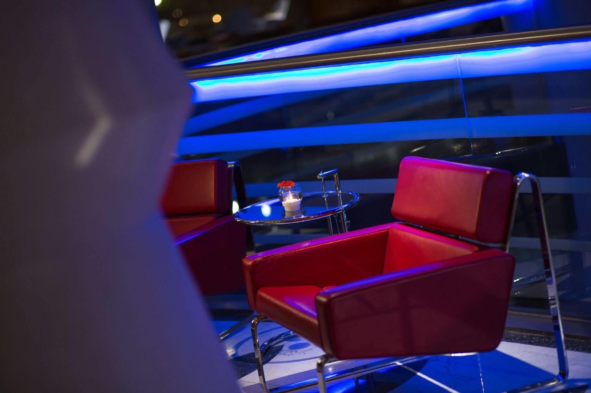 Renaissance Izmir Hotel Bagian luar foto The lounge at the airport
