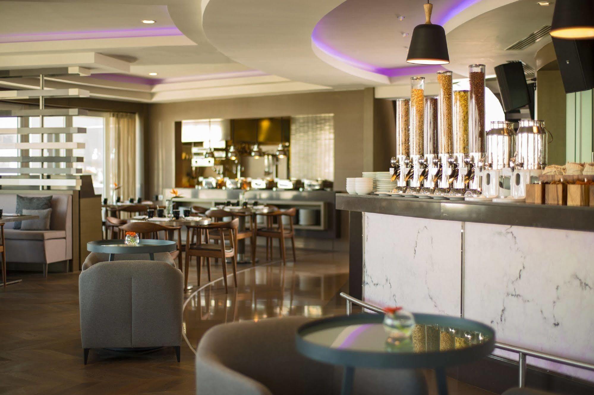 Renaissance Izmir Hotel Bagian luar foto The bar at the 101 bar